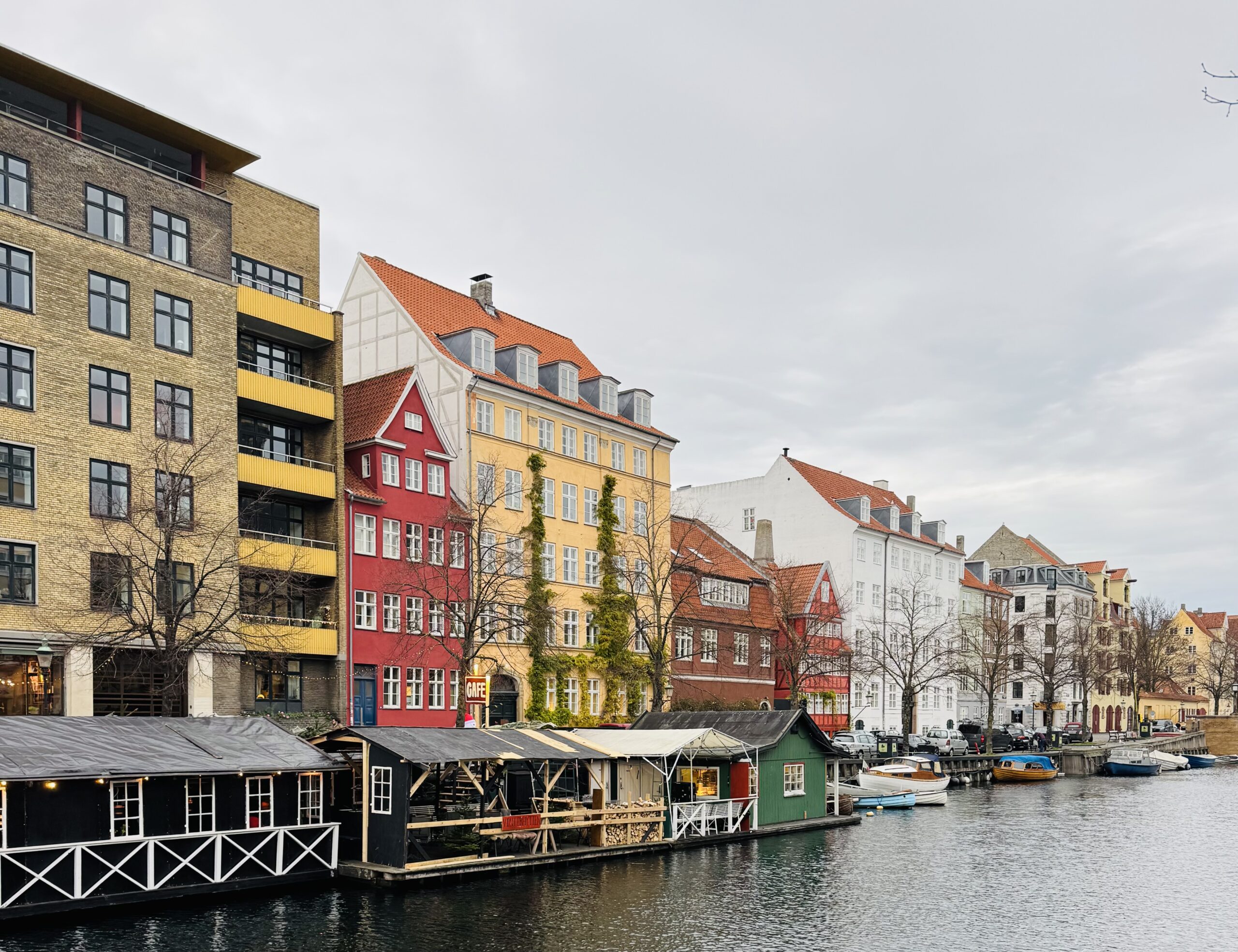 Christianshavn, Kopenhag’ın kanallarıyla ünlü semti; tarihi dokusu, renkli evleri ve özgün atmosferiyle keşfedilmeye değer.