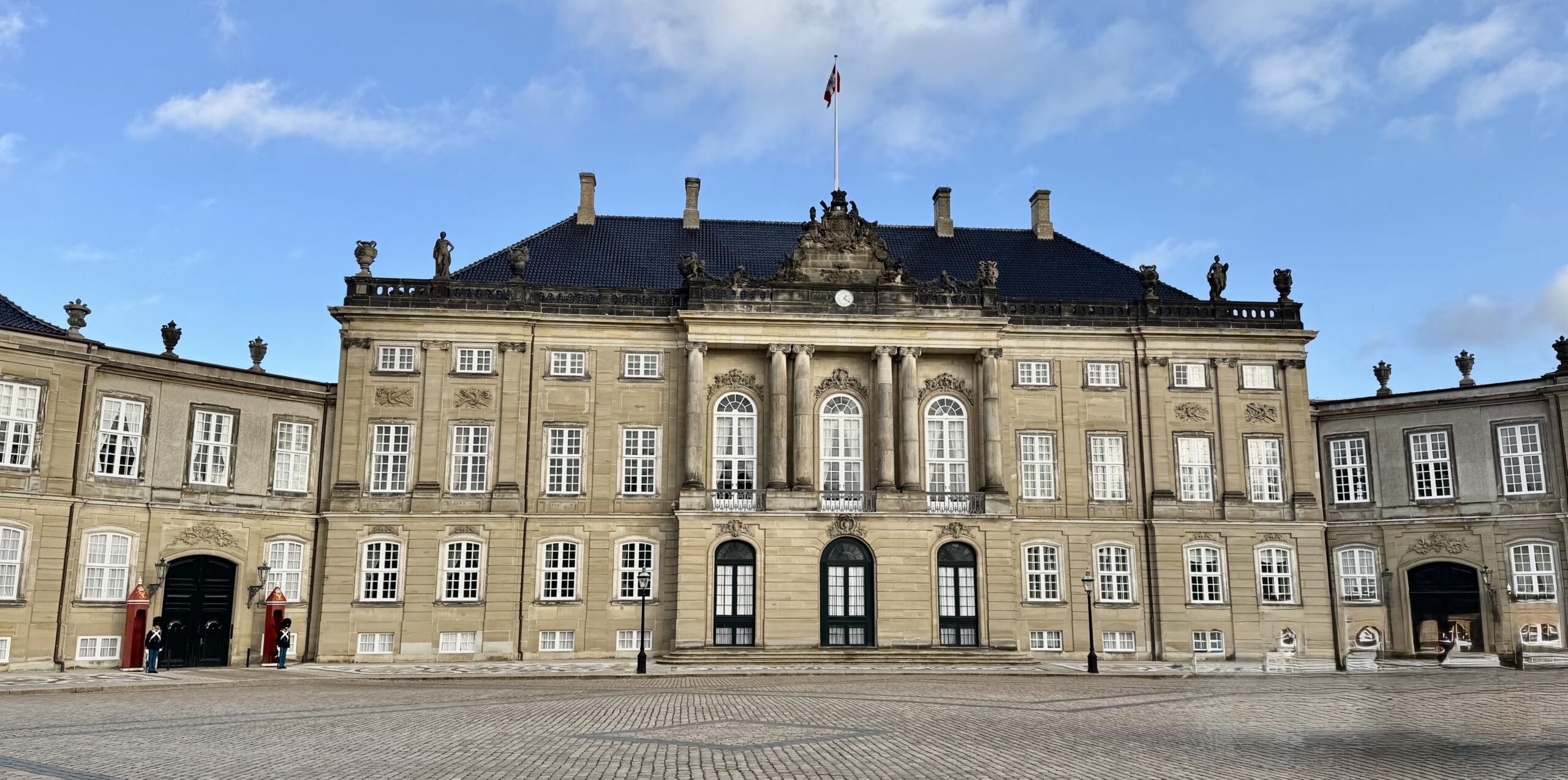 Amalienborg Sarayı, Kopenhag’da Danimarka Kraliyet Ailesi’nin resmi ikametgahı; barok mimarisi ve tarihi atmosferiyle şehrin en önemli yapılarından biridir.