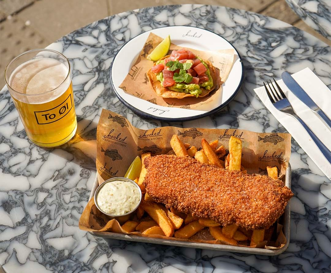 Hooked Seafood Kitchen, Nørrebro’da taze deniz ürünleri ve modern sunumlarıyla öne çıkan popüler restoran.