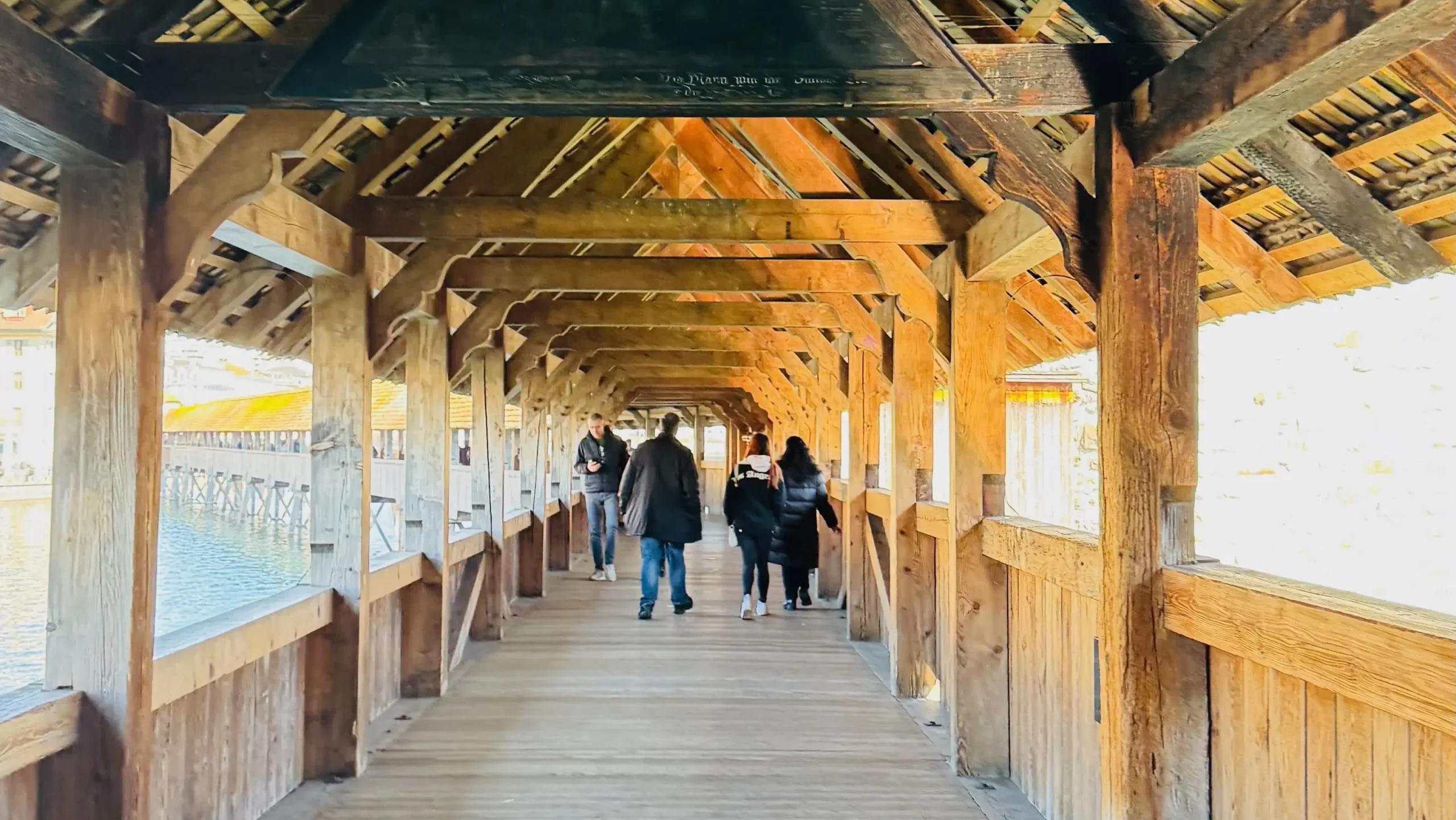 Luzern’in simgesi: Kapell Köprüsü. 14. yüzyıldan kalma bu ahşap köprü, hem tarih hem manzara sunuyor.