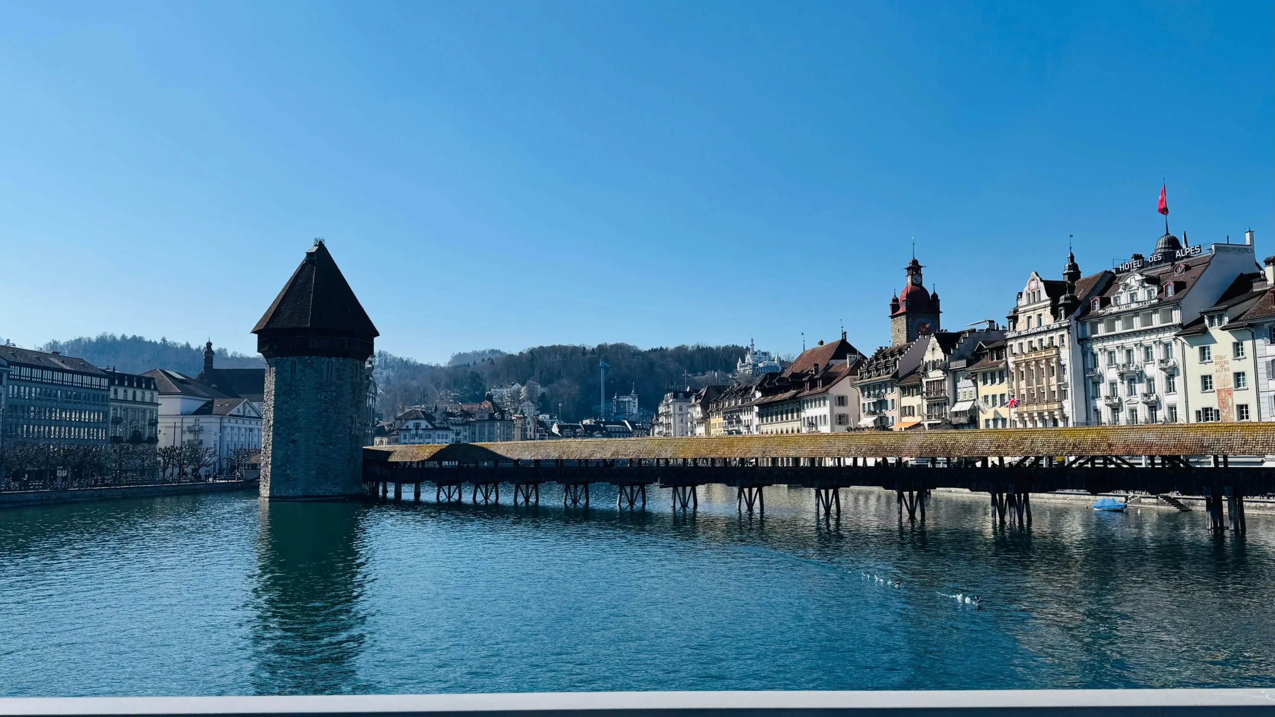 Luzern’de Reuss Nehri üzerinde yer alan Kapellbrücke (Şapel Köprüsü).