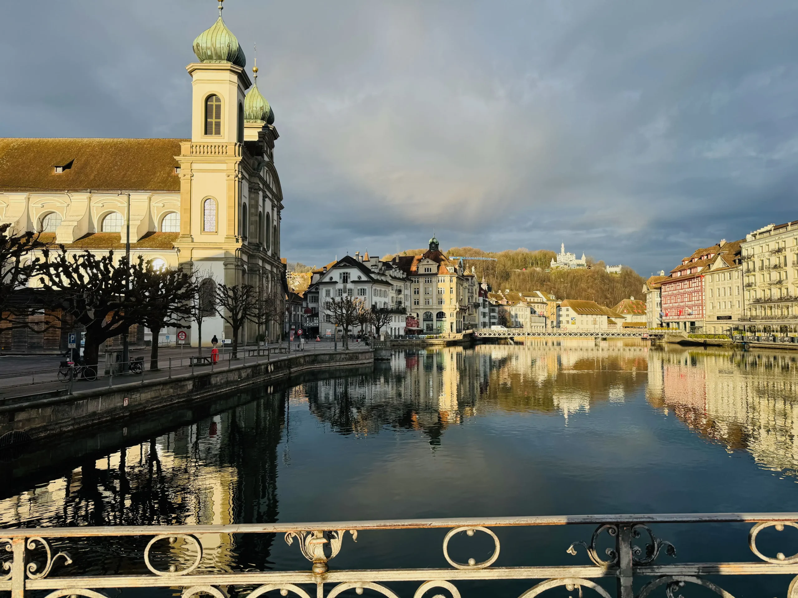 Gütsch Şatosu, 19. yüzyıldan kalma ve Luzern’in en ikonik manzara noktalarından biri. Bugün otel olarak hizmet veriyor.