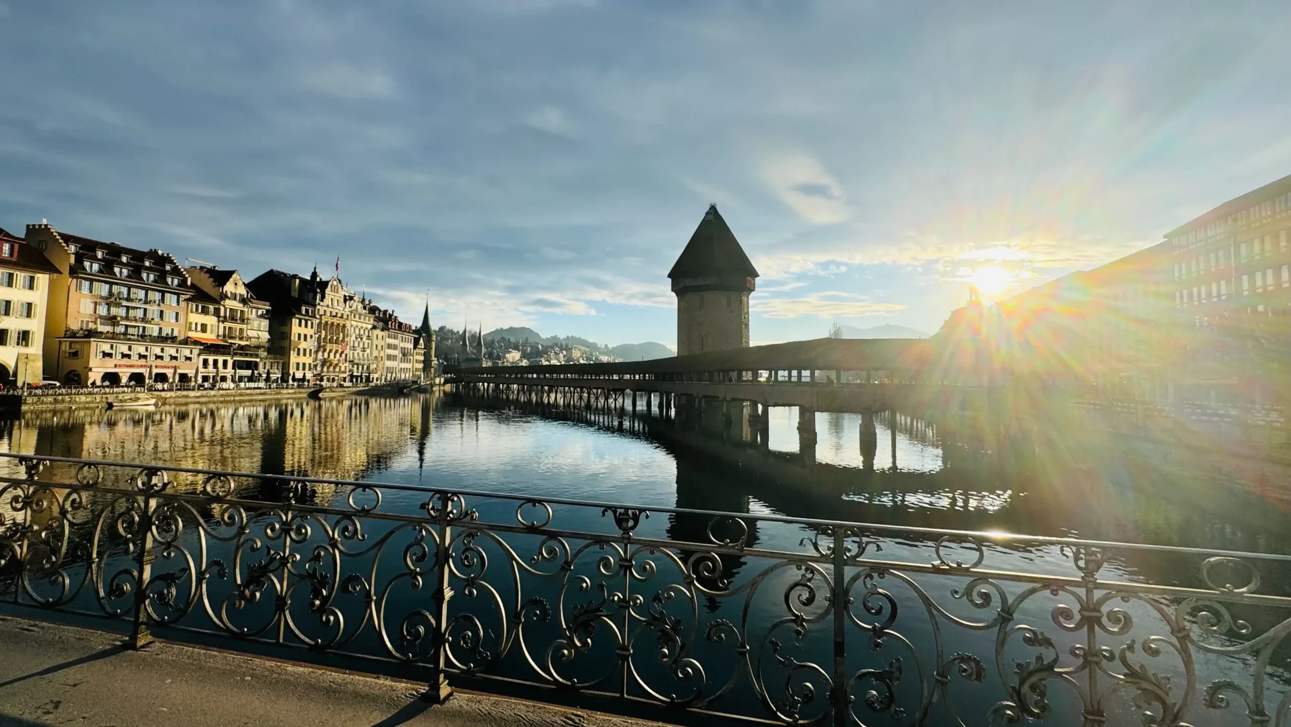 Gün doğumunda, 14. yüzyıldan kalma Kapellbrücke, Avrupa’nın en eski ahşap kapalı köprüsü olarak Luzern’in simgesi.