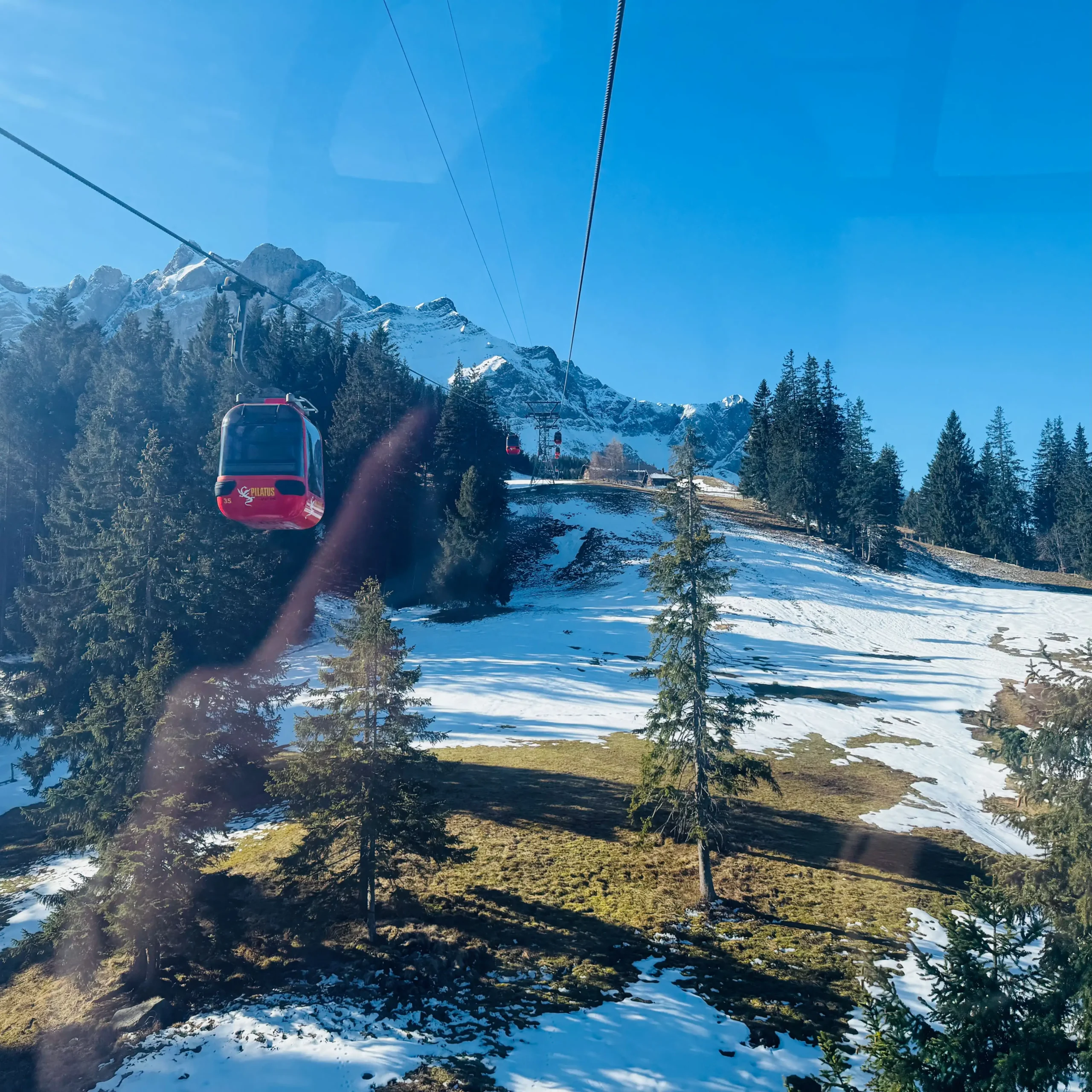 Pilatus’a çıkan teleferik, İsviçre’nin en dik demiryolu ve panoramik gondollarıyla birleşiyor. Manzara nefes kesici.