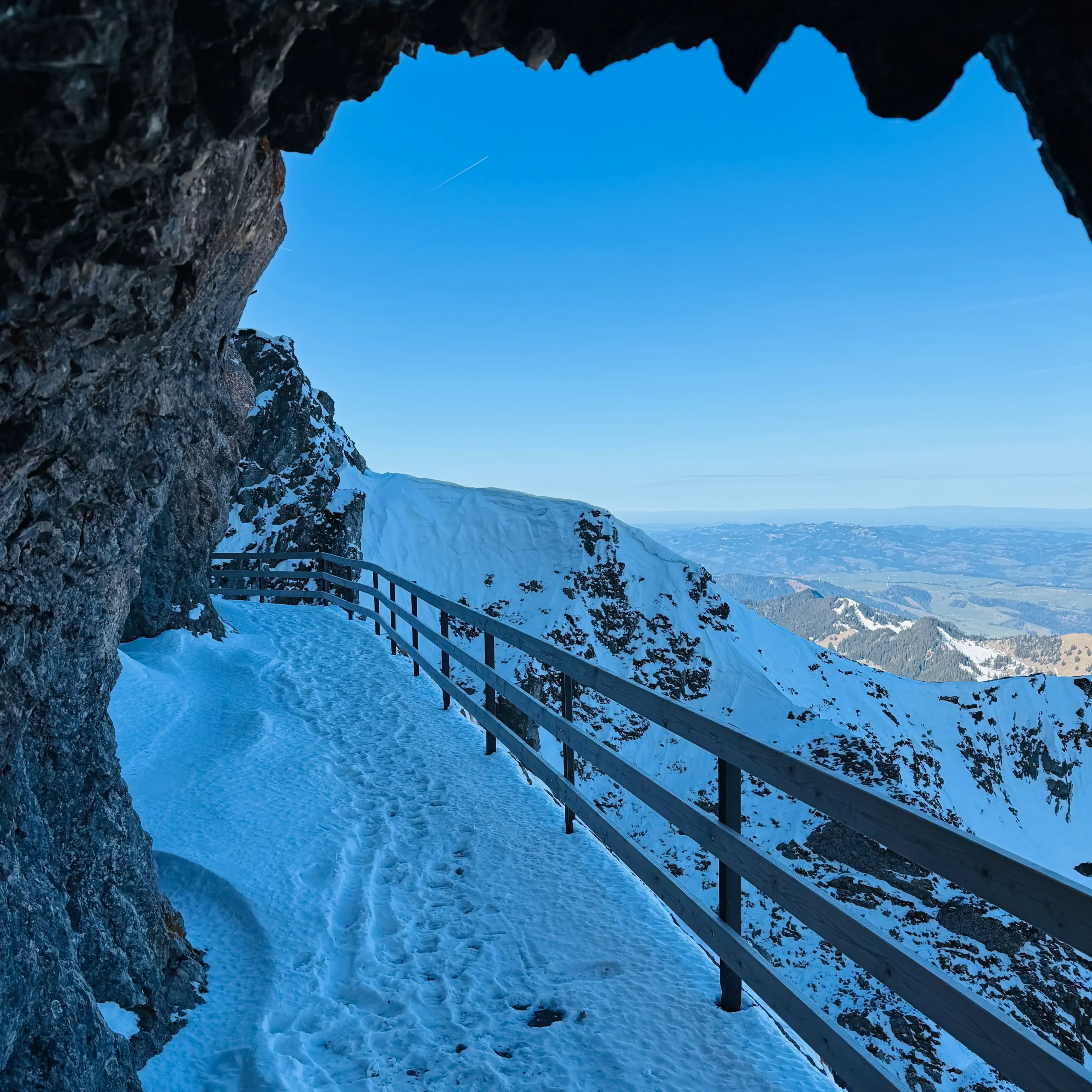 Yol boyunca ahşap korkuluklar ve uyarı tabelaları var. Sağlam ayakkabılarla çıkmak şart.