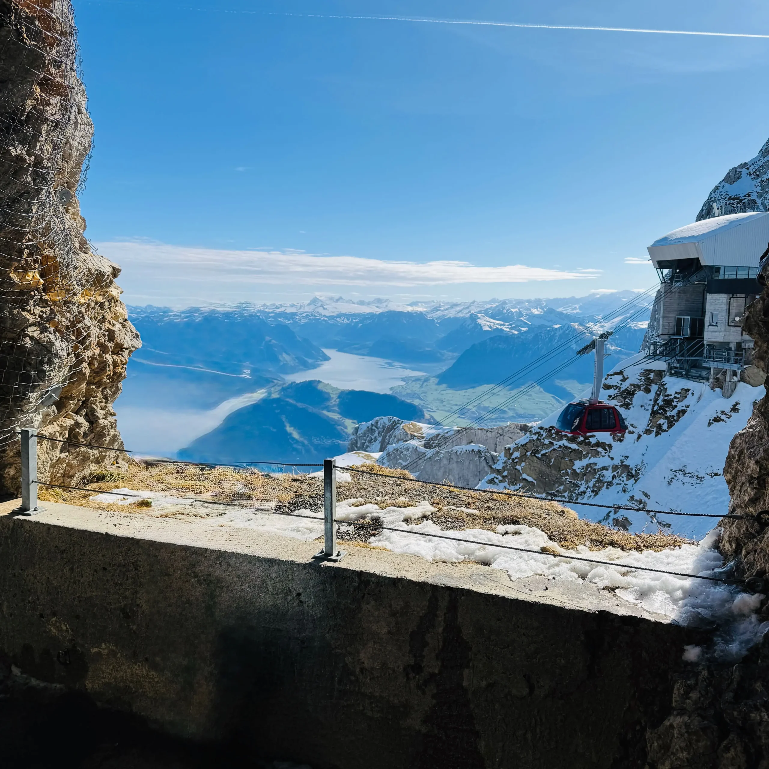 Dragon Ride teleferiğiyle Pilatus’a çıkarken, 360° manzara eşliğinde sessiz bir yolculuk.