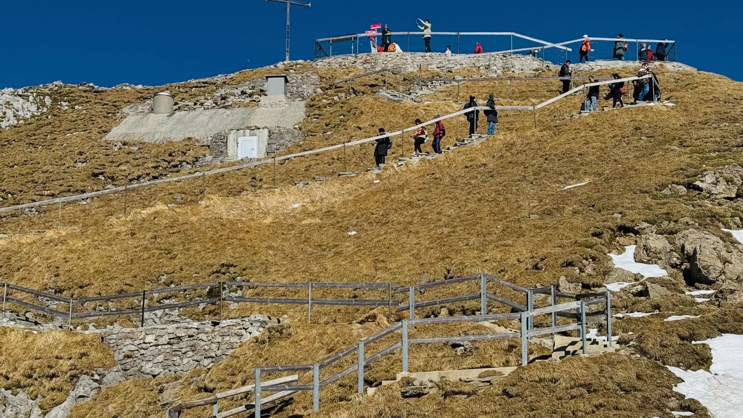 Yürüyüş rotası, teleferik istasyonundan zirveye kadar uzanıyor. Manzara her adımda değişiyor.