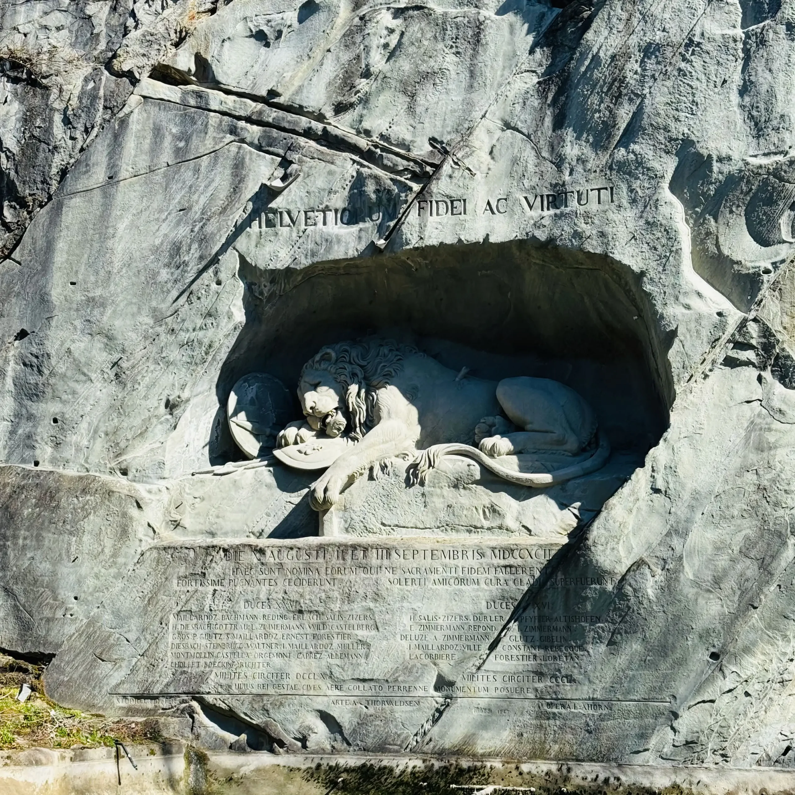Aslan Anıtı(Löwendenkmal) doğal bir kaya yüzeyine oyulmuş dev bir aslan figürü.