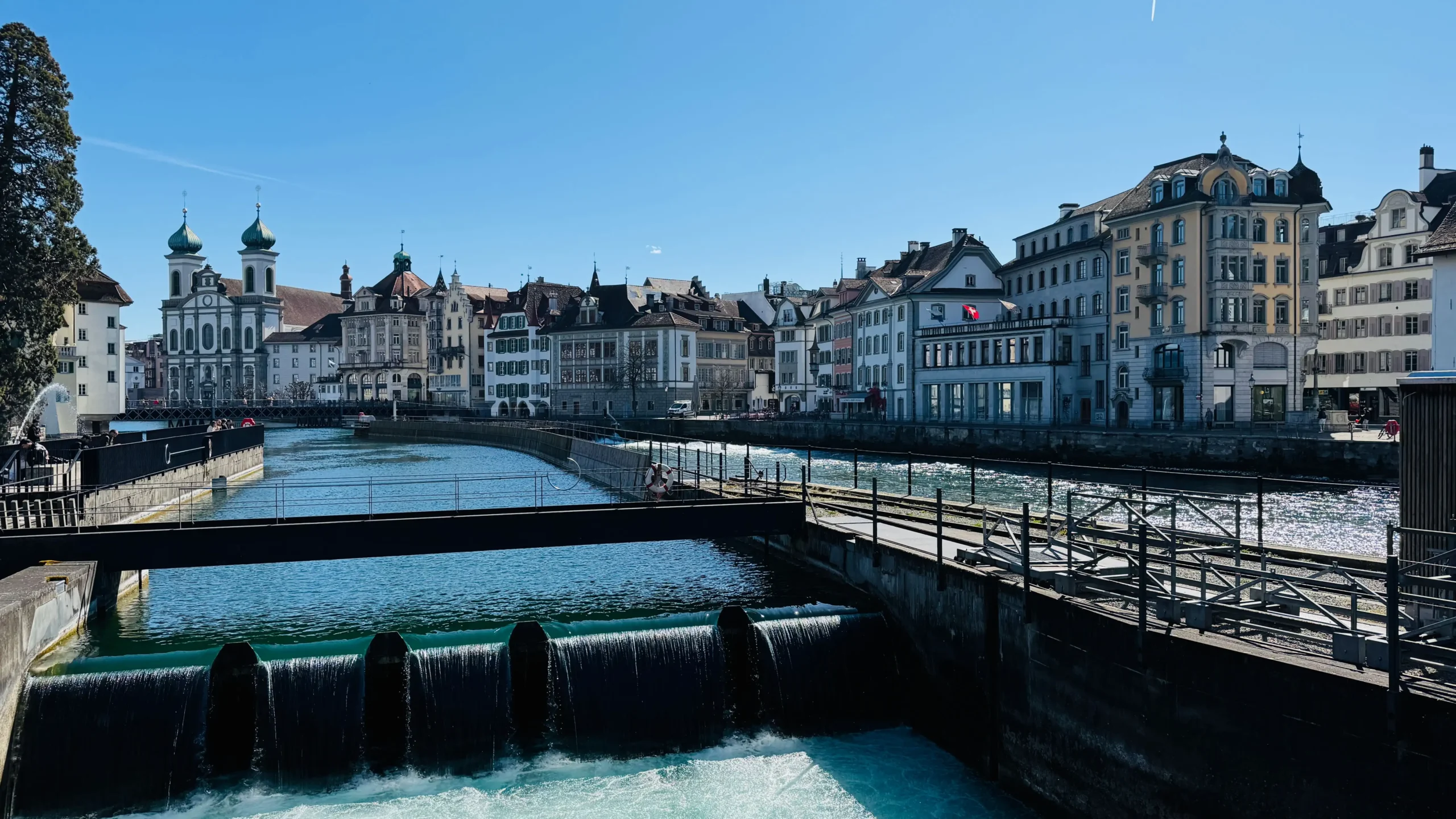Luzern’de sadece Kapell Köprüsü yok. Spreuerbrücke, karanlık temalı tablolarıyla tarih severler için özel bir durak