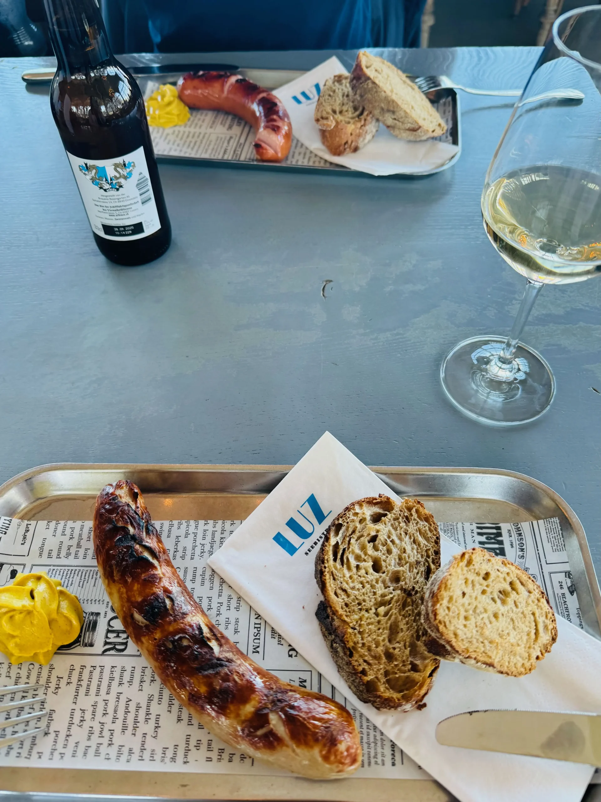 Seebistro LUZ, Luzern Gölü’nün kıyısında panoramik camlarla çevrili bir kafe. Yazın terası gölün üstüne uzanıyor.