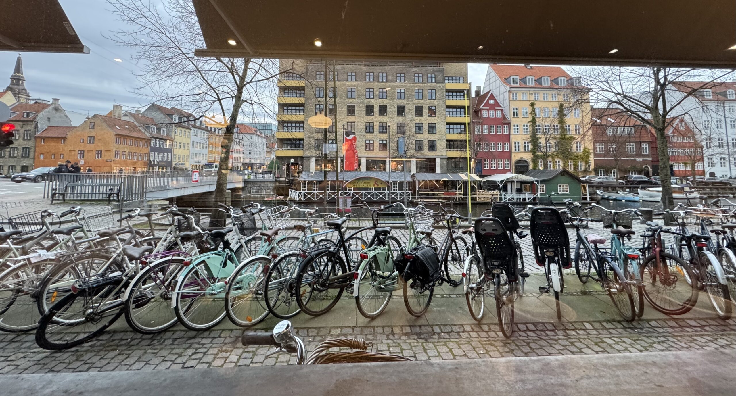 Lagkagehuset Café, Kopenhag’ın ünlü fırın ve kahve zinciri; taze ekmekleri, pastaları ve kahveleriyle şehirde popüler bir durak.