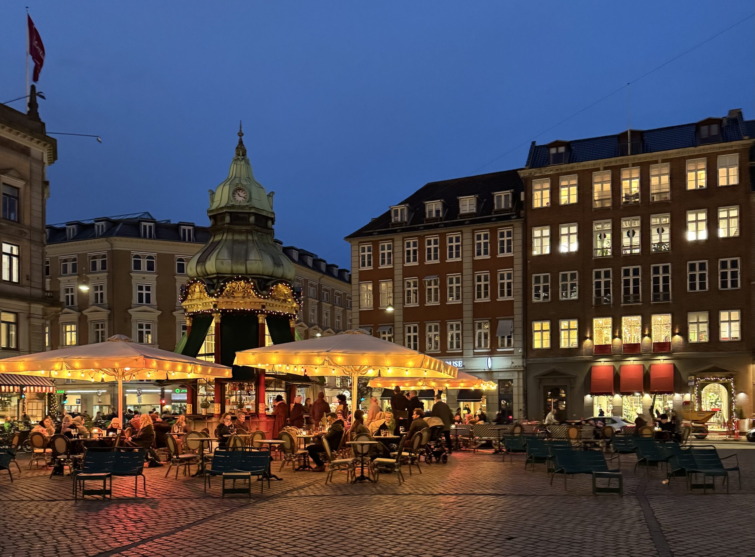 Kongens Nytorv, Kopenhag’ın en büyük ve en merkezi meydanı; tarihi binaları, mağazaları ve canlı atmosferiyle şehrin kalbi.