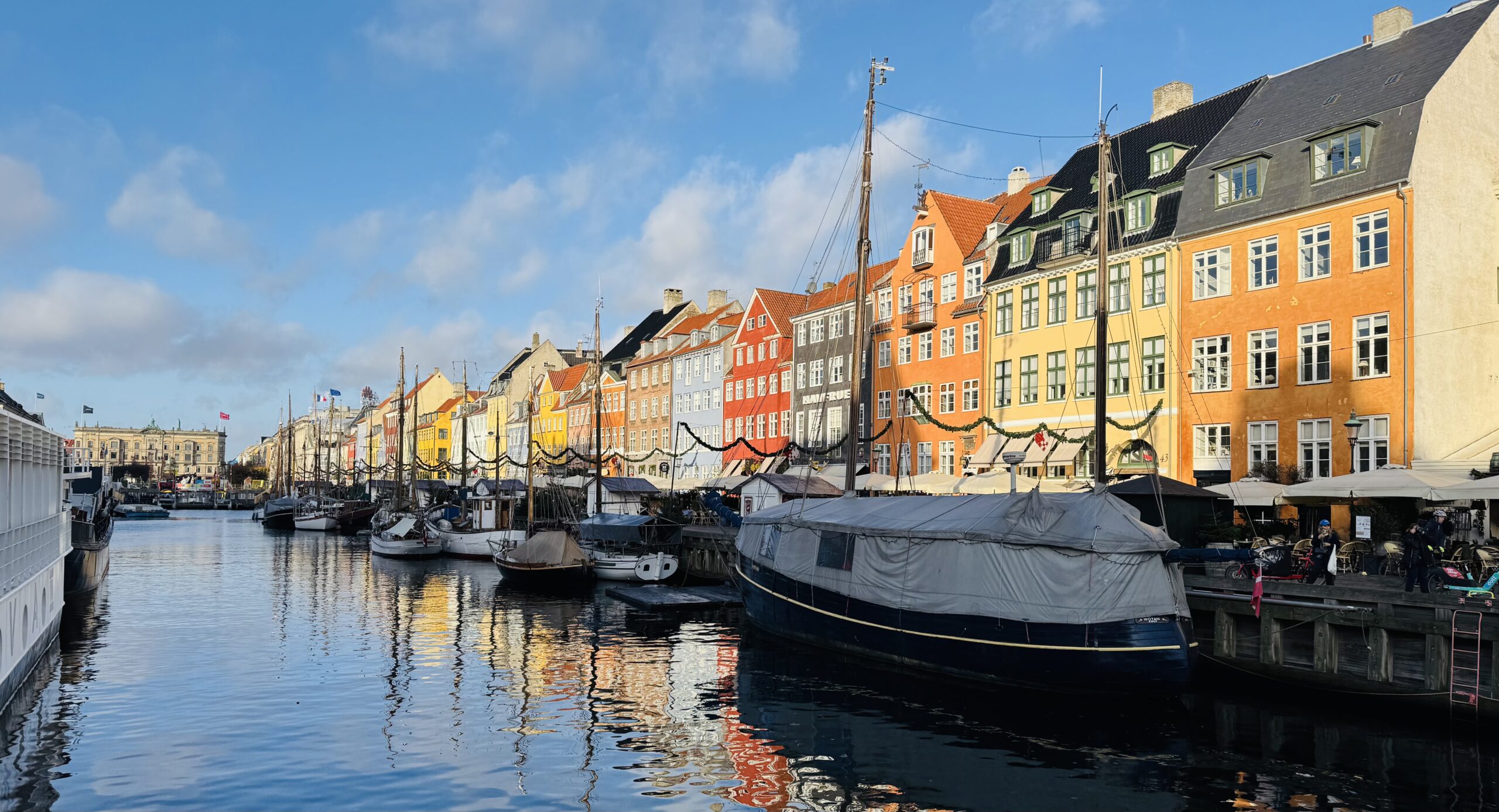 Nyhavn, Kopenhag’ın renkli tarihi limanı; kanalları, pastel evleri ve restoranlarıyla şehrin en canlı noktalarından biridir.