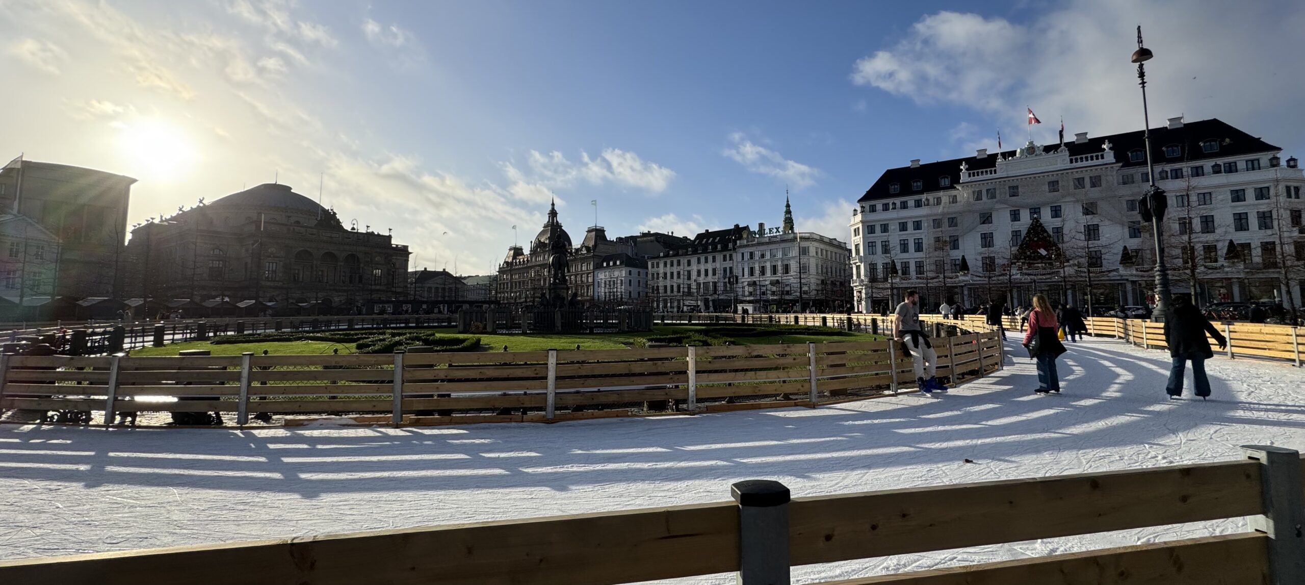 Kongens Nytorv Buz Pisti, Kopenhag’ın merkezinde kış aylarında keyifli paten deneyimi sunan popüler buluşma noktası.