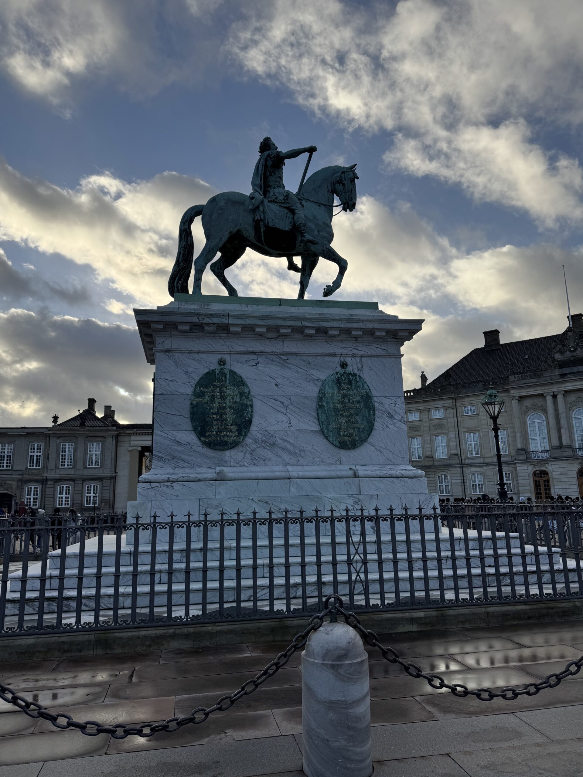 V. Frederik’in Atlı Heykeli, Amalienborg Sarayı Meydanı’nda yer alan; zarif barok tarzıyla Kopenhag’ın simgesel anıtlarından biridir.