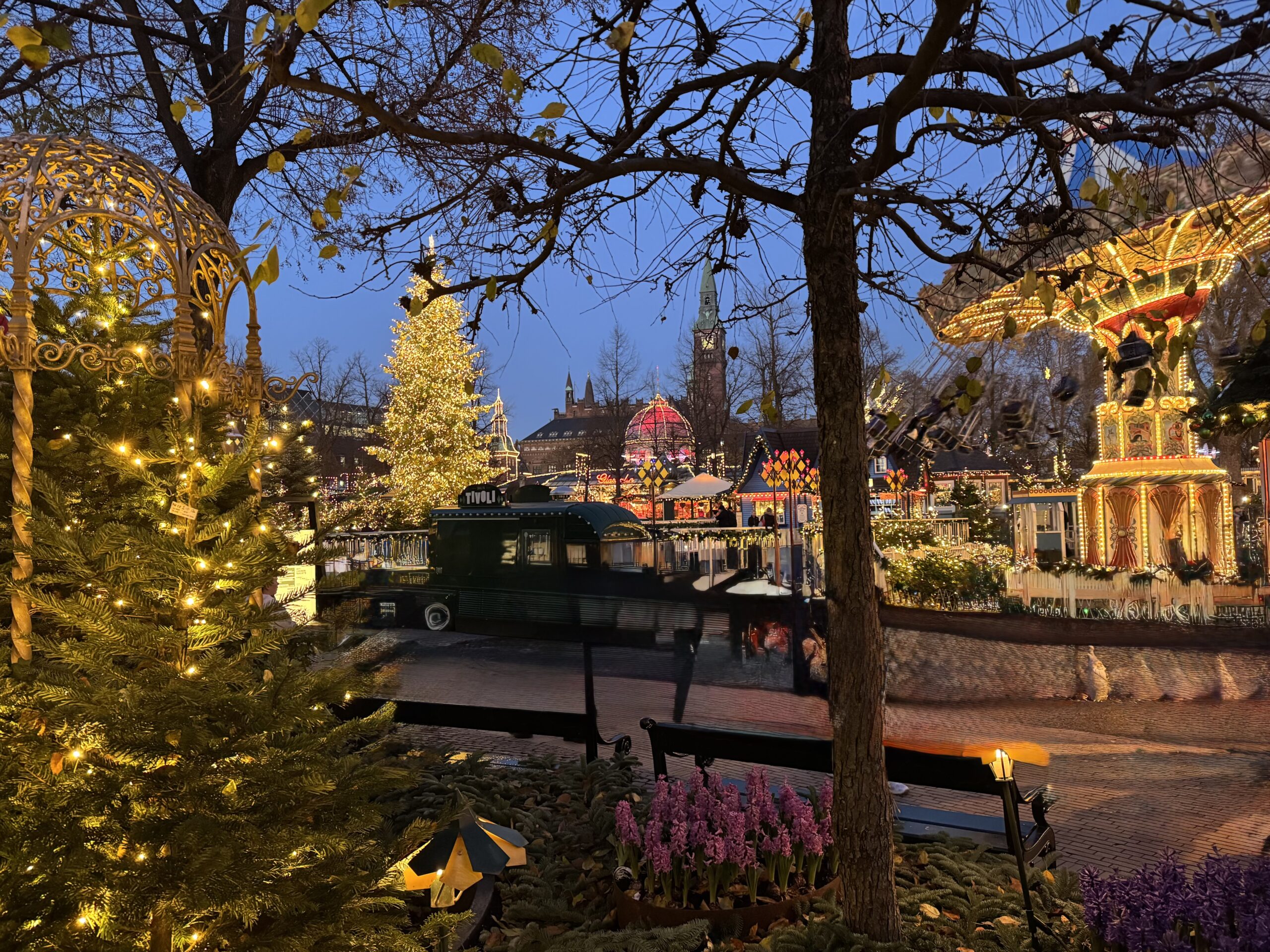 Tivoli Bahçeleri ışıklandırmaları, Kopenhag’ın kalbinde büyüleyici atmosferiyle şehri ışıl ışıl süsleyen eşsiz bir deneyim sunar.