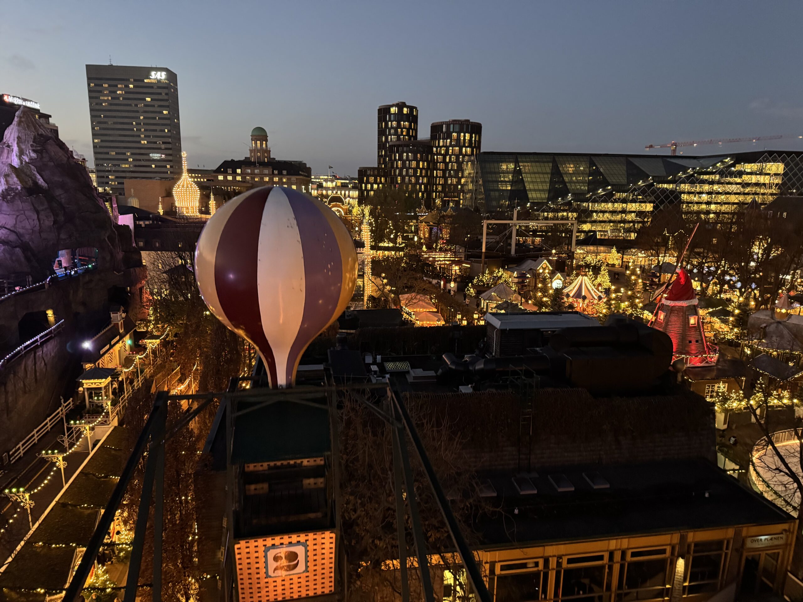 Tivoli Bahçeleri’nin ünlü dönme dolabı, Kopenhag manzarasını büyüleyici bir açıdan sunan ikonik eğlence deneyimi.