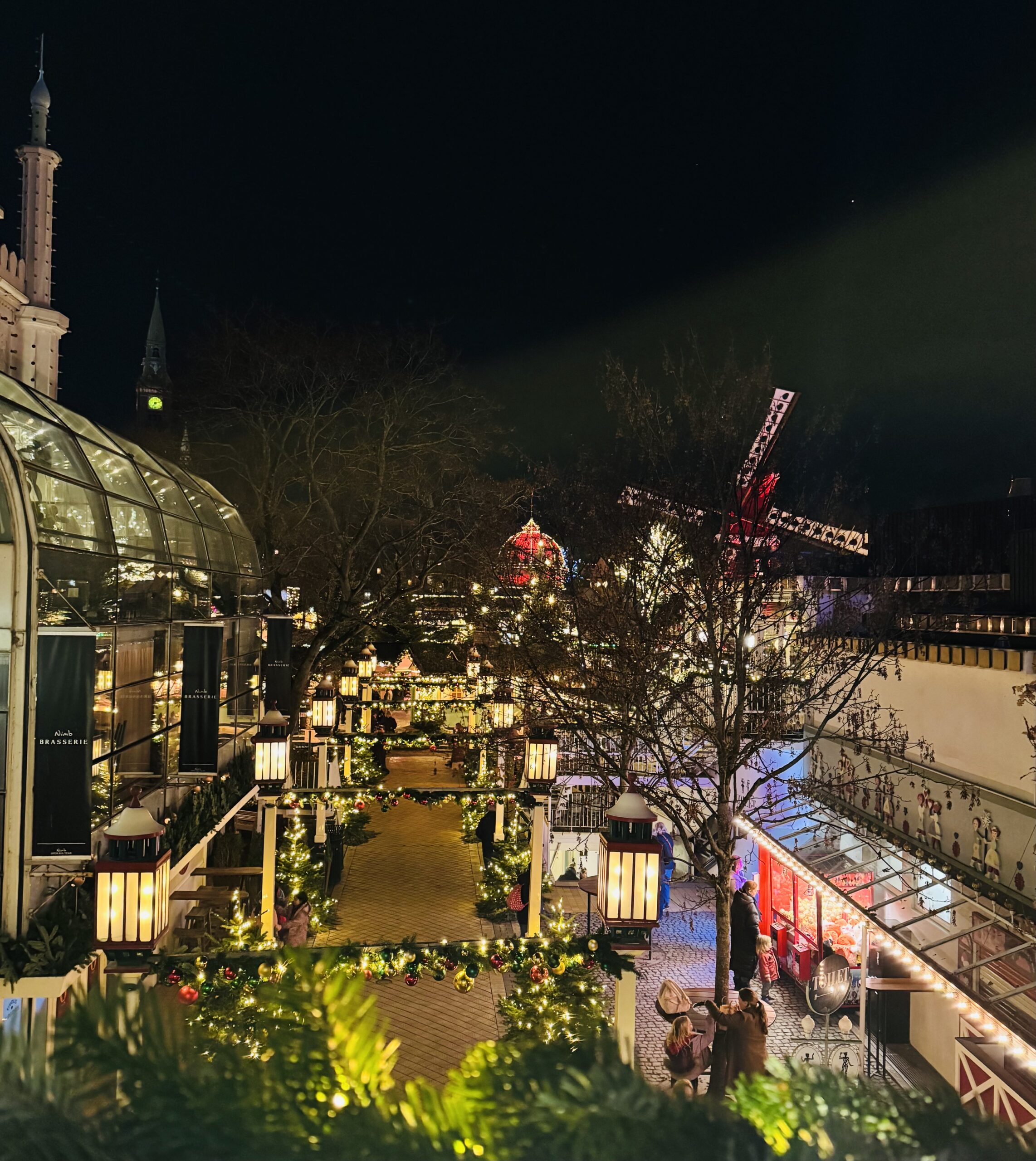 Tivoli Bahçeleri Noel, Kopenhag’ın kalbinde ışıl ışıl süslemeleri, eğlenceli etkinlikleri ve büyüleyici atmosferiyle unutulmaz bir kış deneyimi sunar.