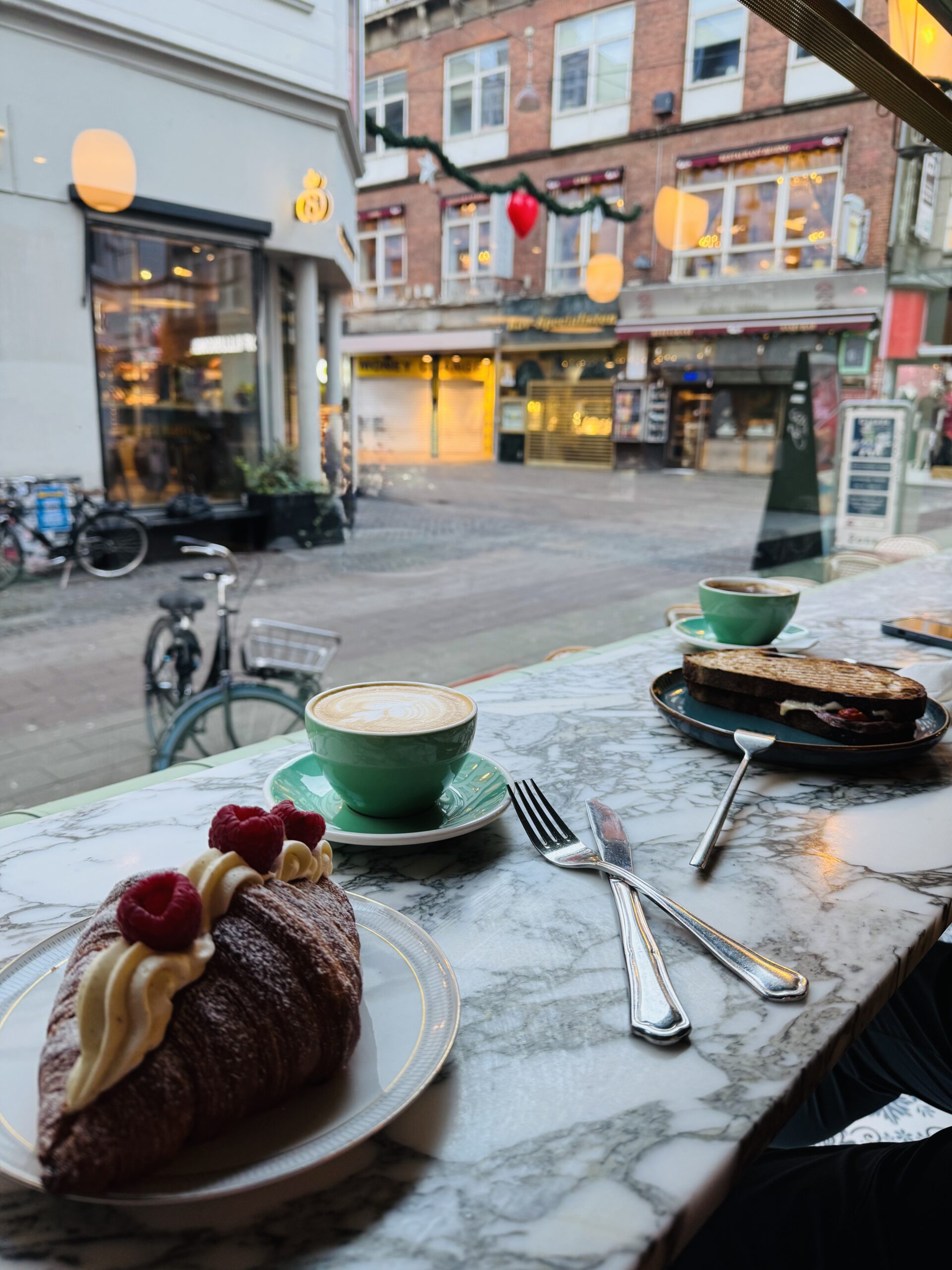 Buka Bakery, Kopenhag’da el yapımı ekmekleri, kruvasanları ve taze kahve seçenekleriyle öne çıkan modern fırın.