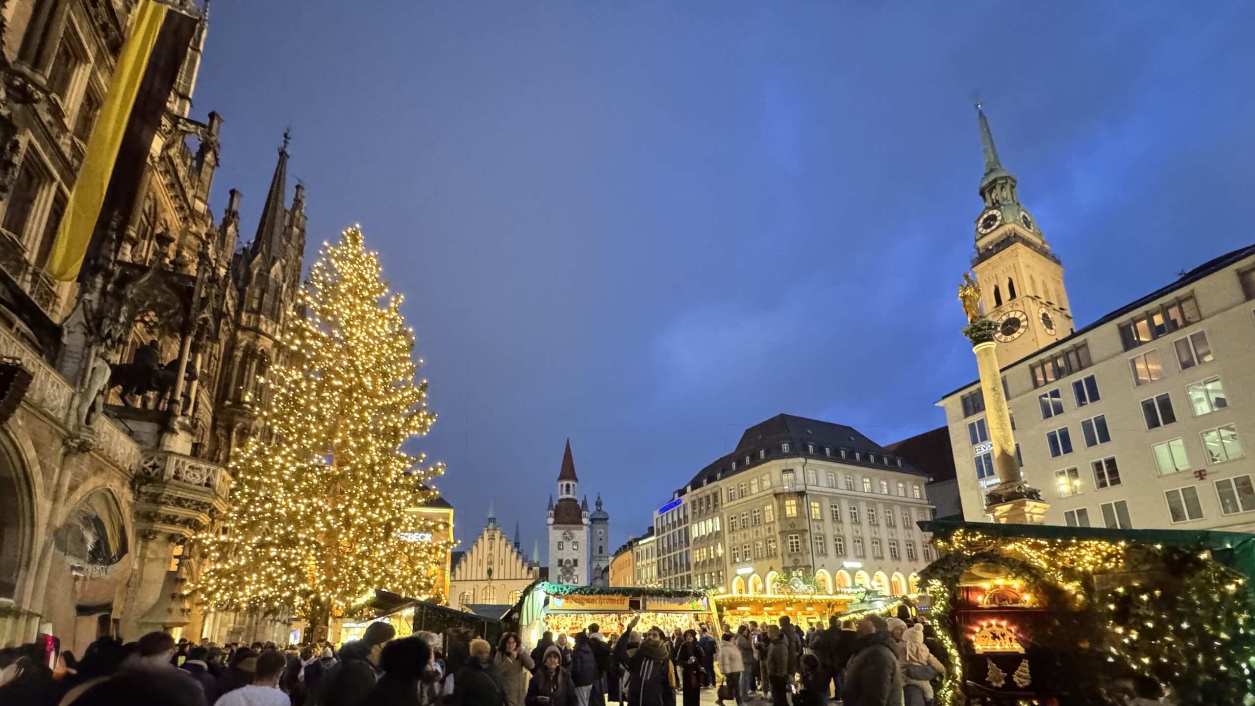 Münih, Marienplatz Noel Pazarı, gece görüntüsü