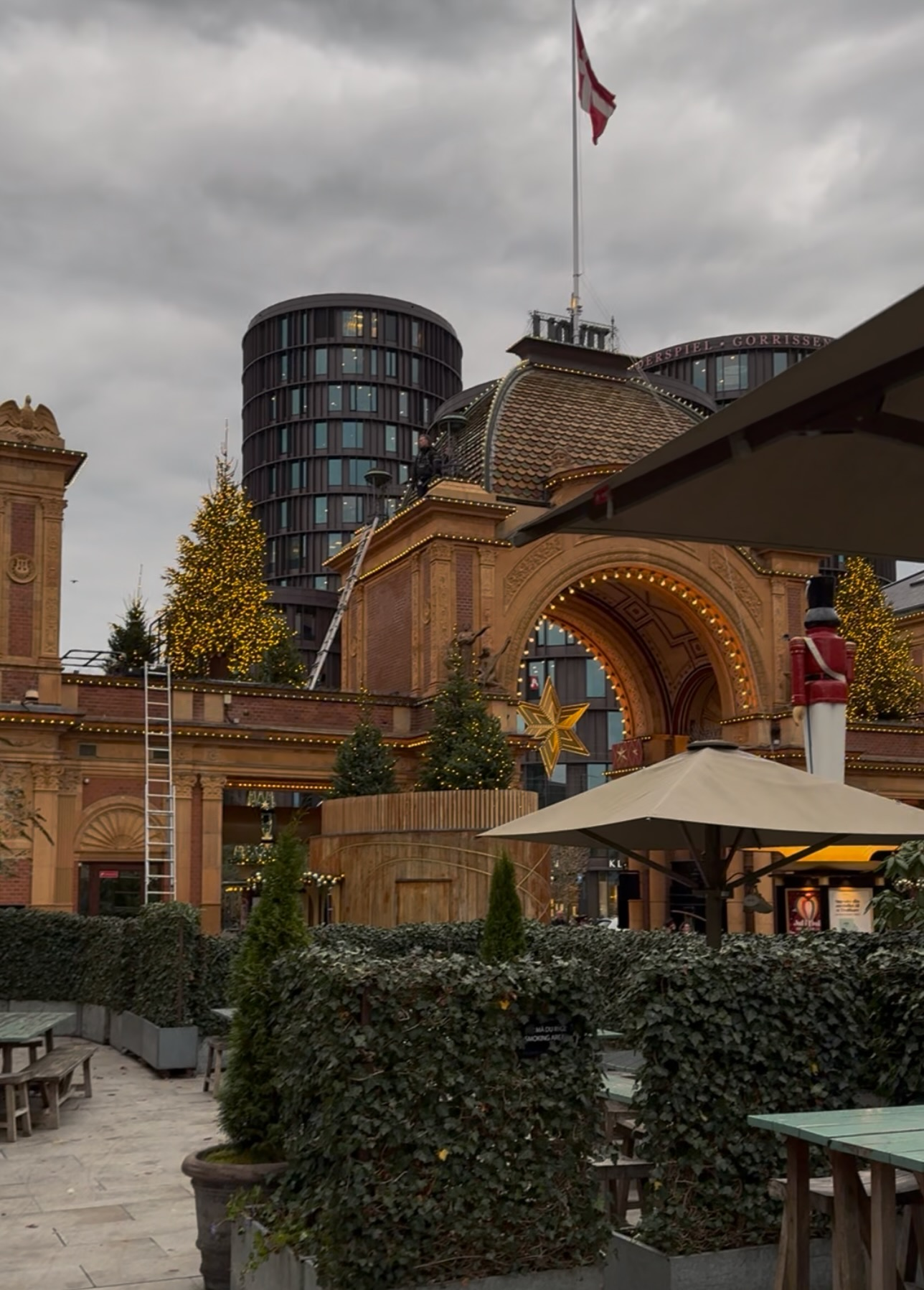 Kopenhag Tivoli Food Hall arka bahçesi.