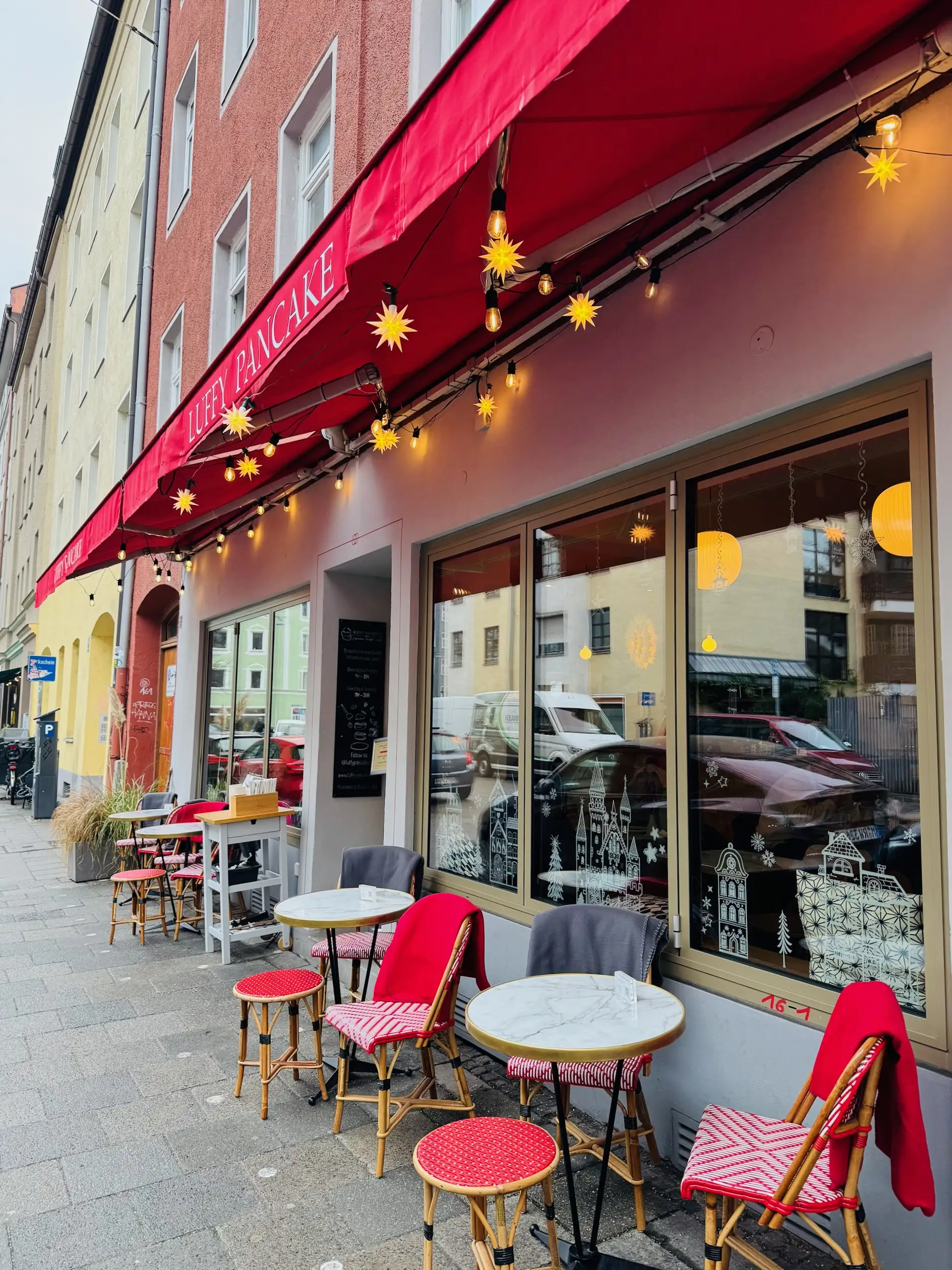 Luffy Pancake, Münih’'te yumuşacık pankekleri ve tatlı sunumlarıyla öne çıkan popüler kafe.