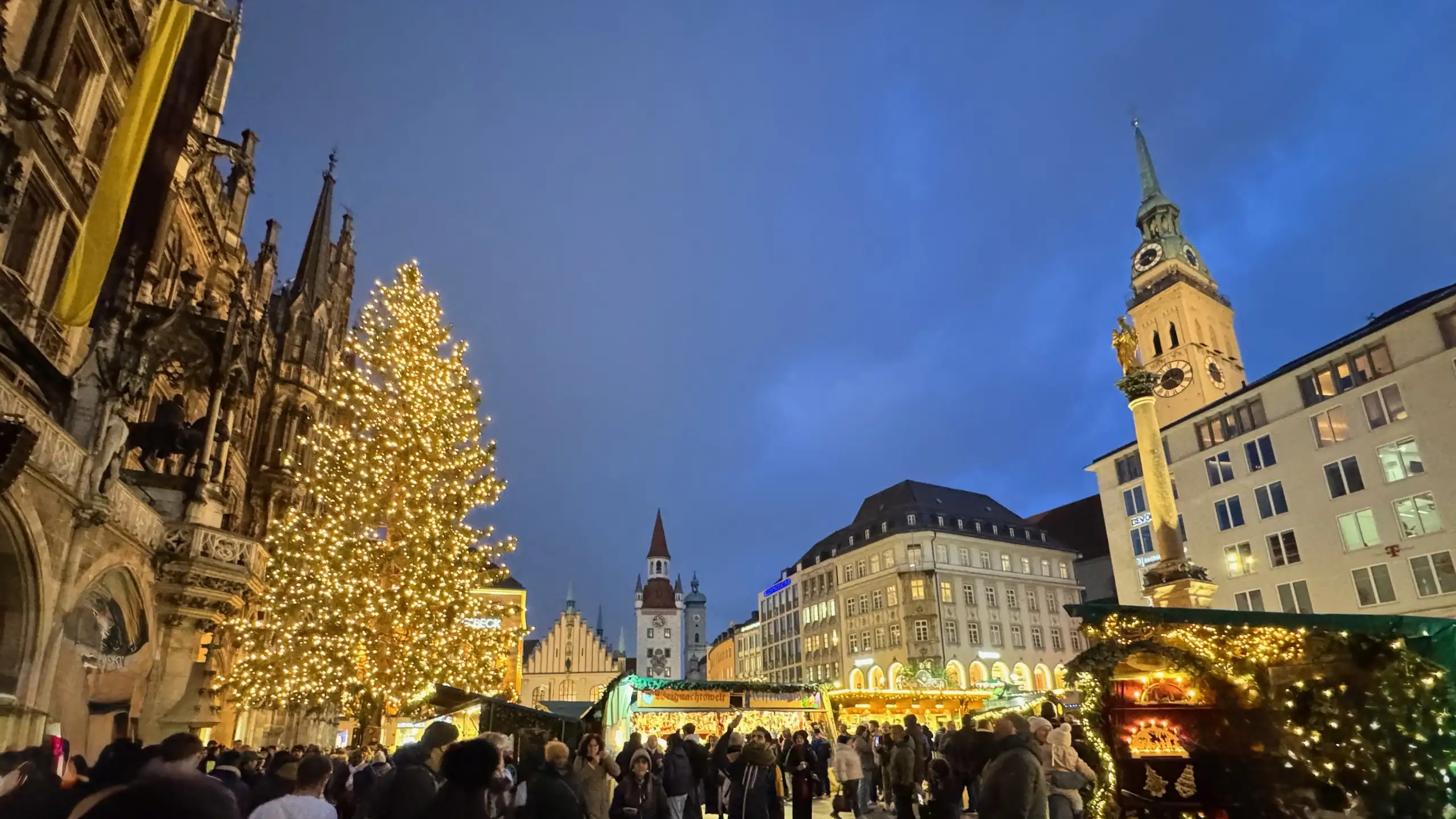 Marienplatz Christmas Market, Münih’in kalbinde tarihi atmosferi, ışıl ışıl süslemeleri ve geleneksel lezzetleriyle büyüleyici bir Noel deneyimi sunar.