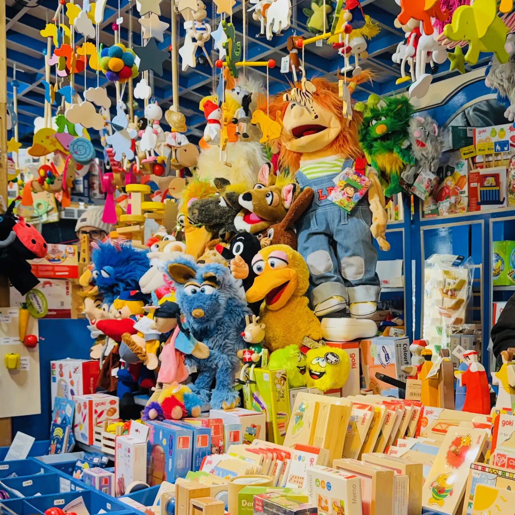 Marienplatz Christmas Market, Münih’in kalbinde tarihi atmosferi, ışıl ışıl süslemeleri ve geleneksel lezzetleriyle büyüleyici bir Noel deneyimi sunar.