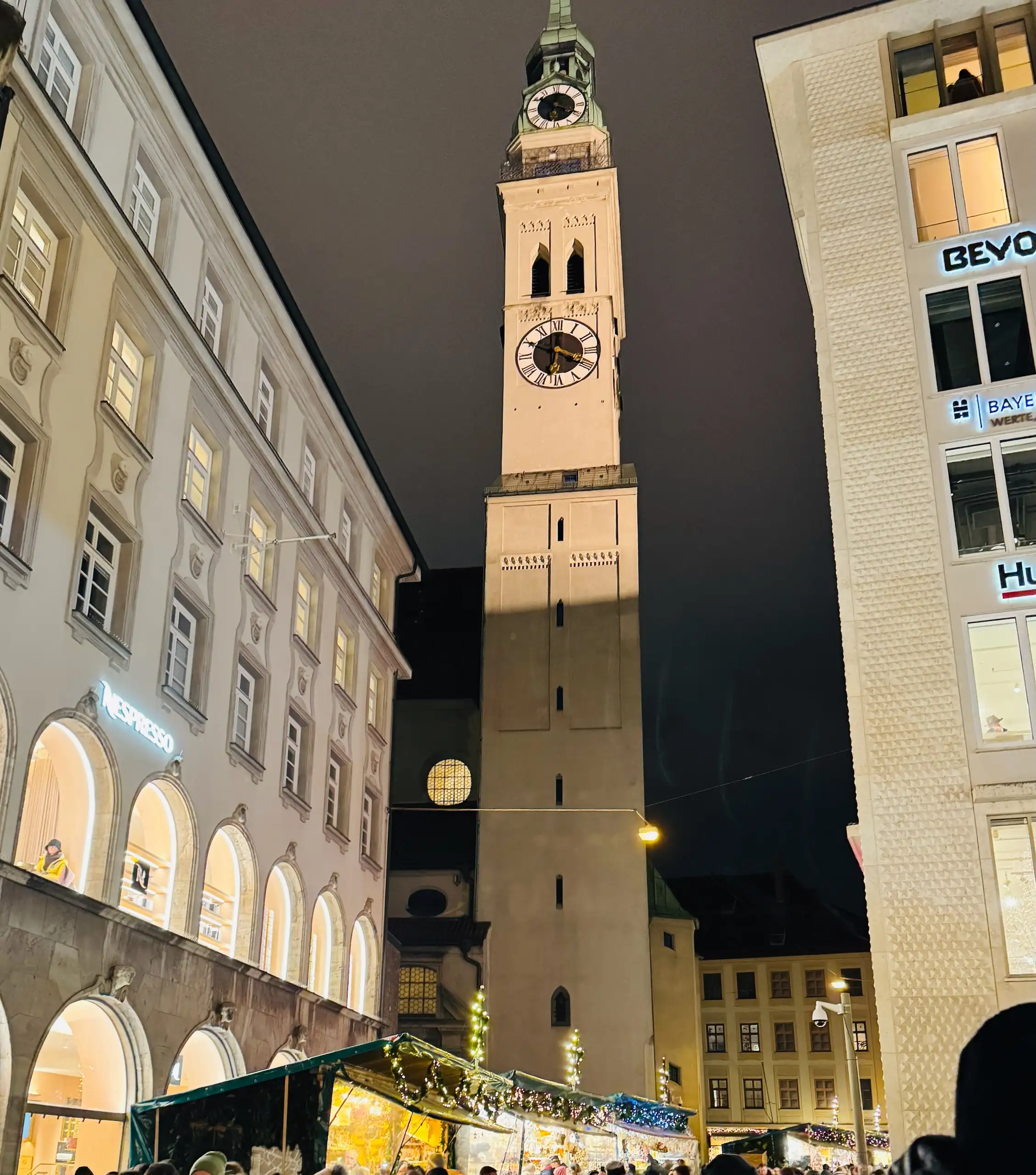 Aziz Peter Kilisesi (Peterskirche), Münih’in en eski kilisesi; tarihi mimarisi ve kule manzarasıyla şehrin simgesi.