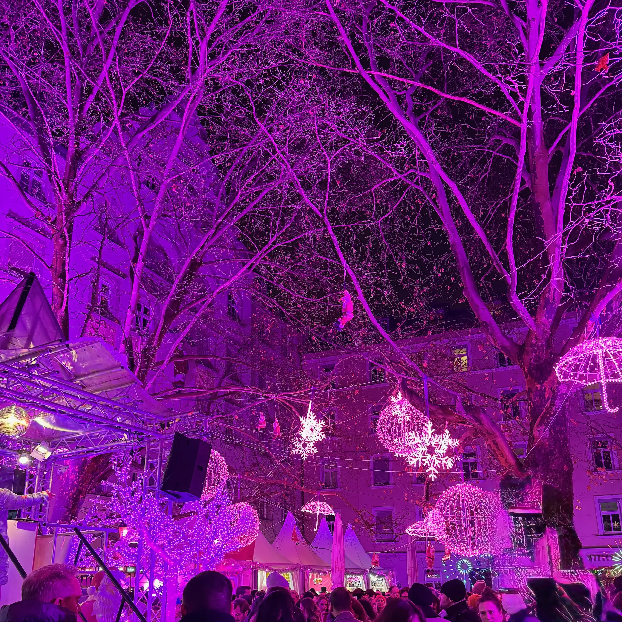 Pink Christmas, Münih’te renkli ışıklar, eğlenceli atmosfer ve özgün dekorasyonlarıyla farklı bir Noel pazarı deneyimi sunar.