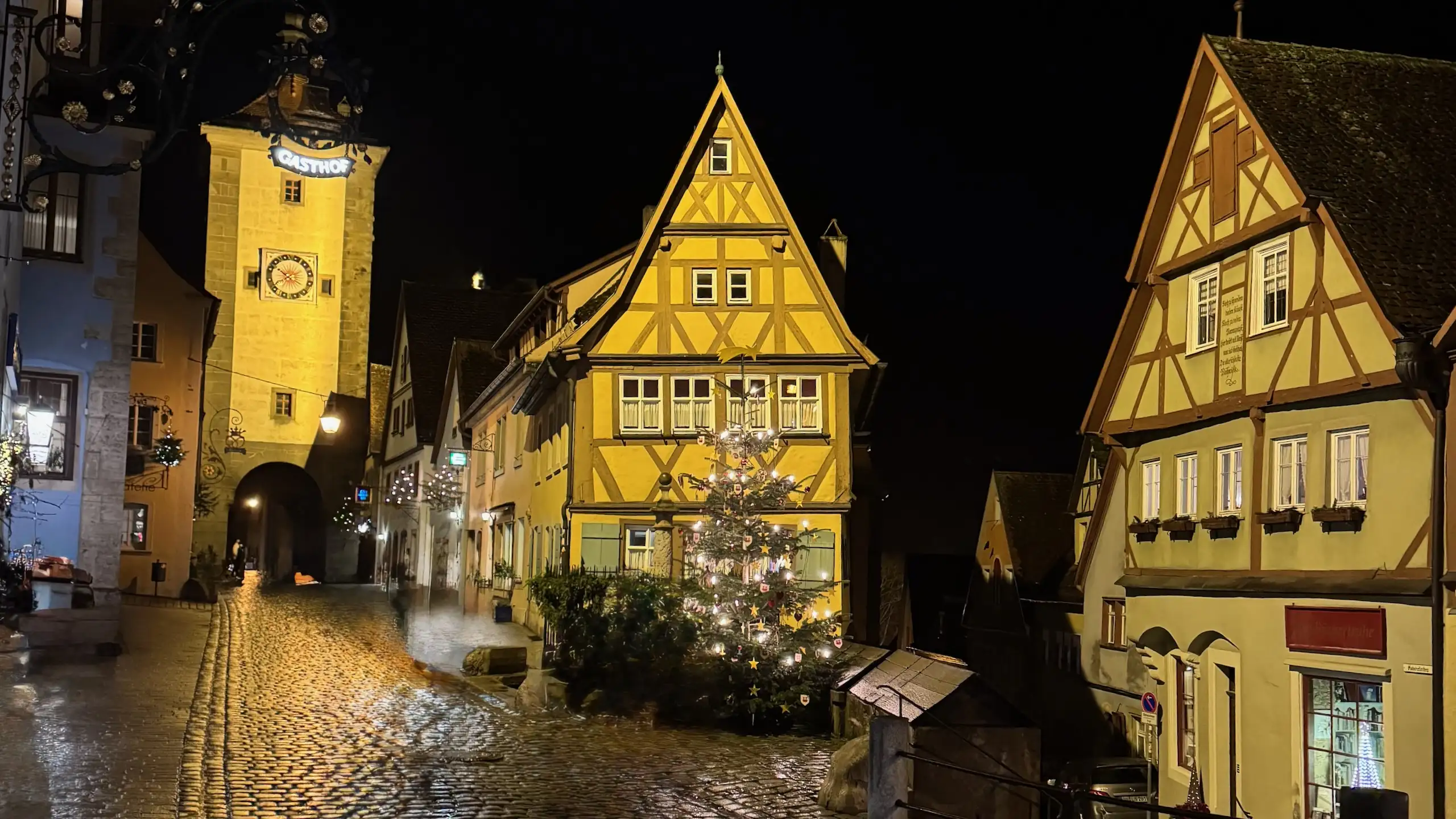 Plönlein, Rothenburg ob der Tauber’in en ikonik manzarası; tarihi evleri ve dar sokaklarıyla masalsı bir atmosfer sunar.