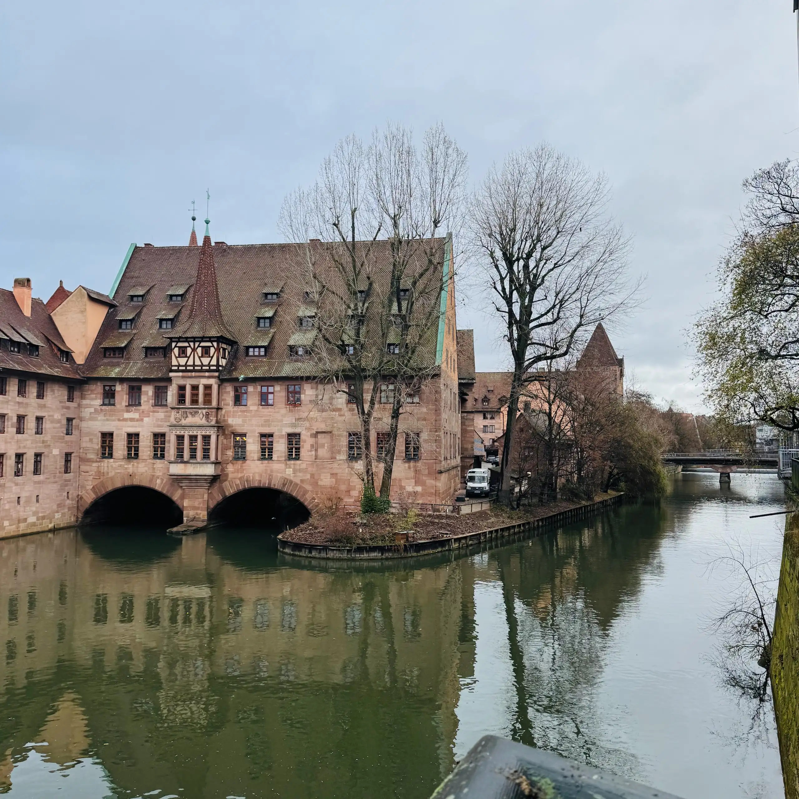 Museumsbrücke, Nürnberg’in tarihi merkezinde Pegnitz Nehri üzerindeki manzarası ve çevresindeki müzelerle şehrin simgesel köprüsüdür.