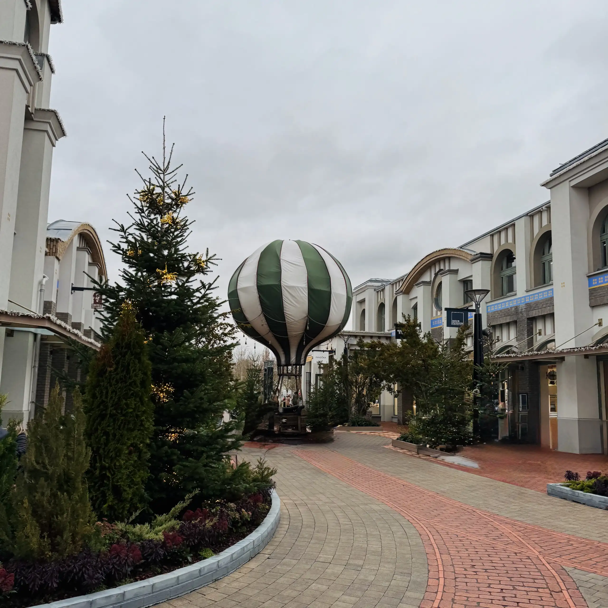 Ingolstadt Village, Münih yakınlarında lüks markalar, indirimli alışveriş fırsatları ve şık atmosferiyle popüler outlet destinasyonudur.