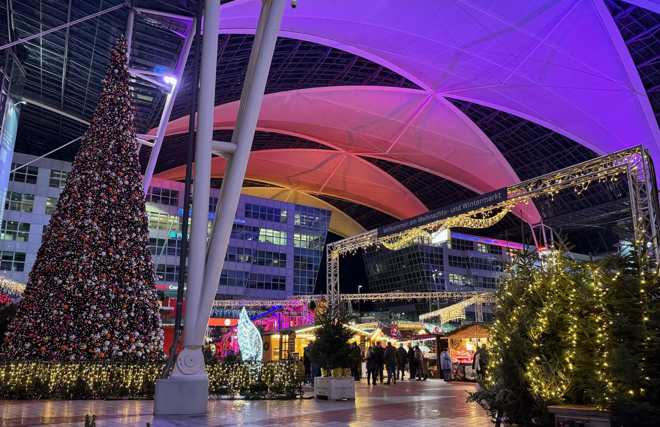 Weihnachts- und Wintermarkt, Münih Havalimanı’nda yolculara ışıl ışıl süslemeler, geleneksel lezzetler ve keyifli alışveriş imkânı sunar.